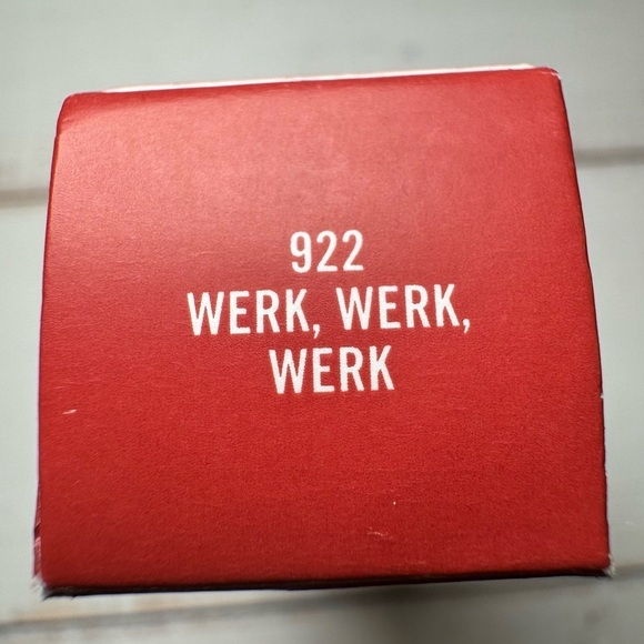 MAC Powder Kiss Lipstick NIB (922 Werk, Werk, Werk) 3 g / 0.1 oz - Picture 2 of 3